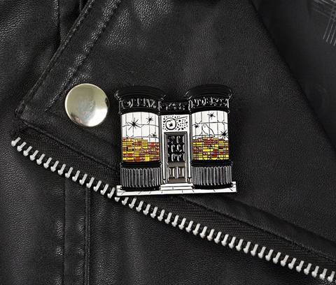 Hedwig in Bookstore Pin