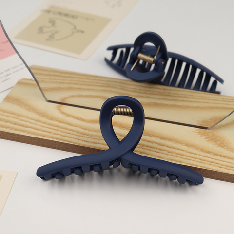 Matte Infinite Hair Claw Clip