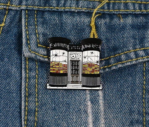 Hedwig in Bookstore Pin