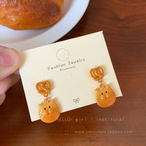 Bread Pretzel Kitty Earring