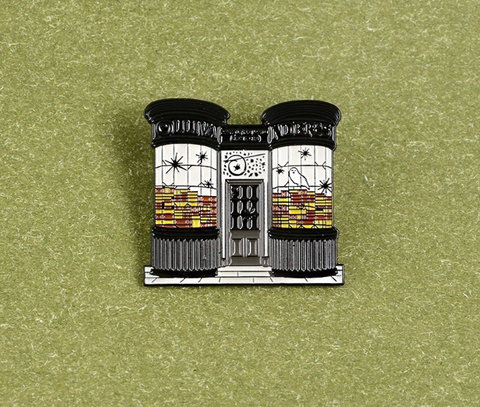 Hedwig in Bookstore Pin